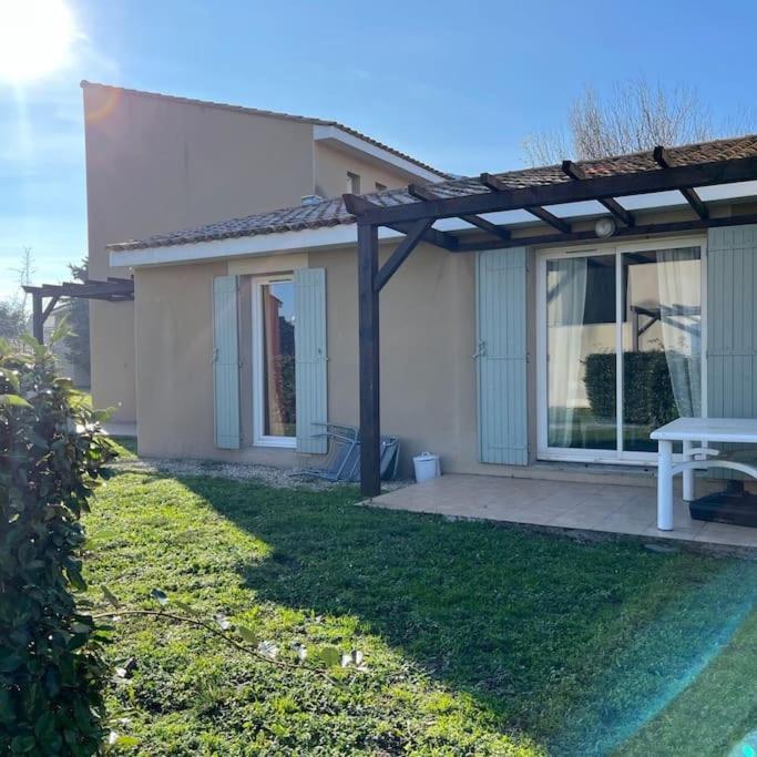 Maison Plain Pied Avec Climatisation Dans Une Residence Privee Avec Piscine Saint-Saturnin-lès-Avignon Exteriér fotografie
