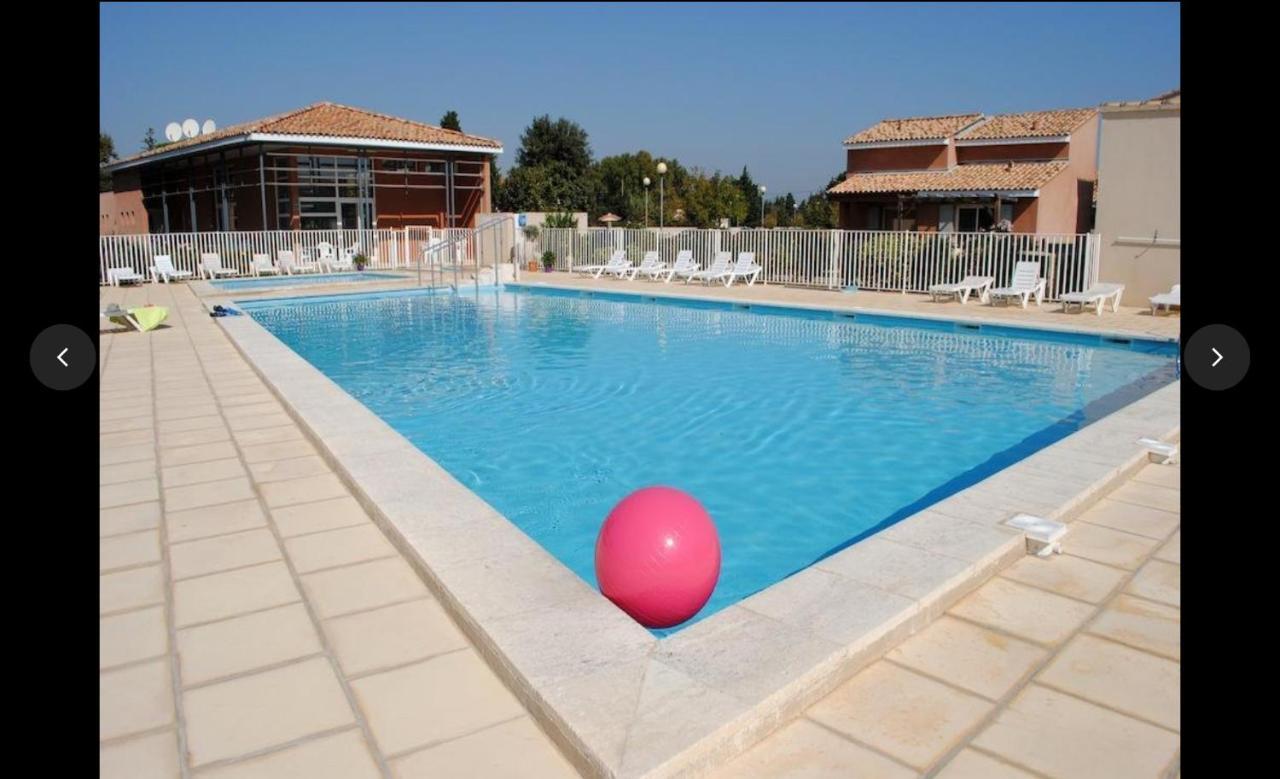 Maison Plain Pied Avec Climatisation Dans Une Residence Privee Avec Piscine Saint-Saturnin-lès-Avignon Exteriér fotografie